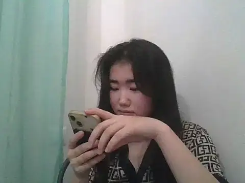 Snapshot of Zorivale chatting on February 4, 2026, 10:04 pm Zorivale online show from February 4, 2026, 10:04 pm