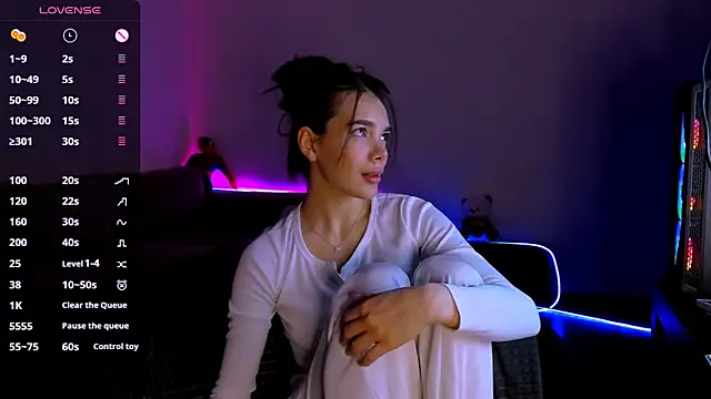 LeanaWILL online show from November 21, 2025, 3:33 pm