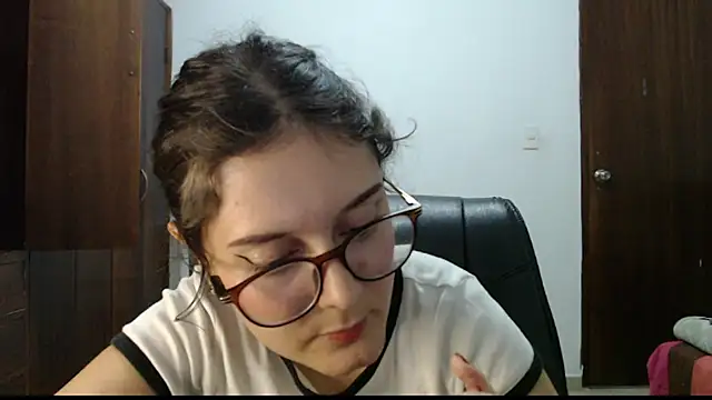 CarlaLorez online show from May 19, 2026, 10:38 pm