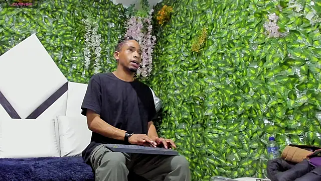 Snapshot of REDBRYAN_EBANO chatting on October 24, 2025, 7:54 pm REDBRYAN EBANO online show from October 24, 2025, 7:54 pm