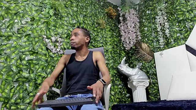 Snapshot of REDBRYAN_EBANO chatting on October 29, 2025, 8:43 pm REDBRYAN EBANO online show from October 29, 2025, 8:43 pm