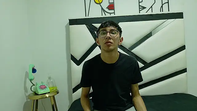 TWINK JOSS online show from November 6, 2025, 8:54 pm