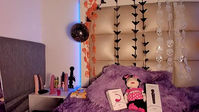 Mia Petitejs online show from October 20, 2025, 3:29 am