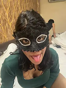 Lovebirdss online show from February 24, 2026, 4:38 pm