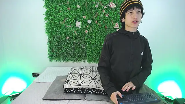 Emo Boy  online show from November 25, 2025, 1:00 pm