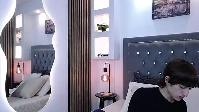 Emo Boy  online show from April 1, 2026, 8:17 pm