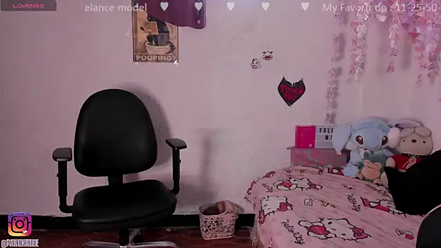 Emilycollei online show from November 14, 2025, 3:11 pm