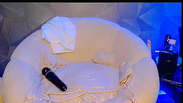 Horny beautyyy online show from November 17, 2025, 3:07 pm