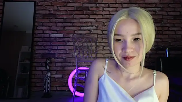 saya li1 online show from October 27, 2025, 8:35 pm