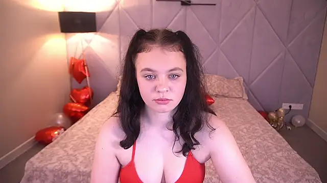 SnowWhiti online show from February 13, 2026, 8:05 pm