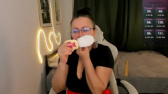 hottyannaa online show from February 11, 2026, 2:49 am