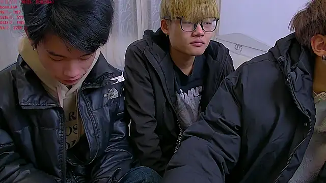 KK-cuteboy online show from December 21, 2025, 10:33 am