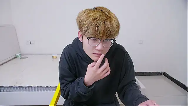 KK-cuteboy online show from April 3, 2026, 3:37 am