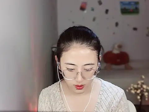 Queena  online show from December 16, 2025, 6:51 am