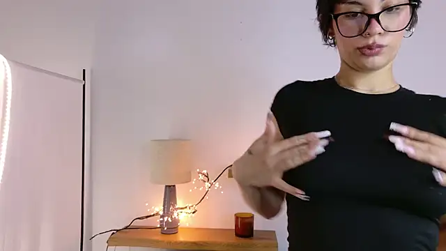 Snapshot of LoraShines chatting on November 18, 2025, 7:46 am LoraShines online show from November 18, 2025, 7:46 am