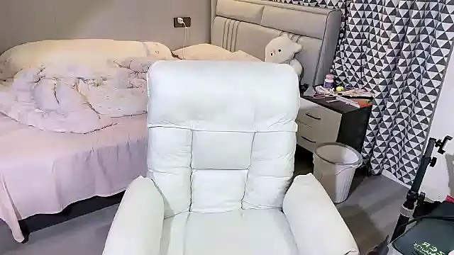 xiaoguaiss online show from April 14, 2026, 4:13 pm