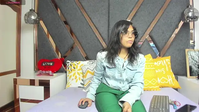 KimiAnal online show from November 19, 2025, 1:33 pm