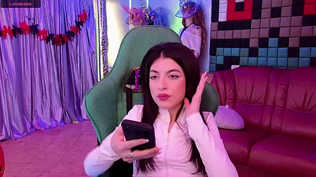 Snapshot of SinWolf_ chatting on October 17, 2025, 5:43 am SinWolf online show from October 17, 2025, 5:43 am