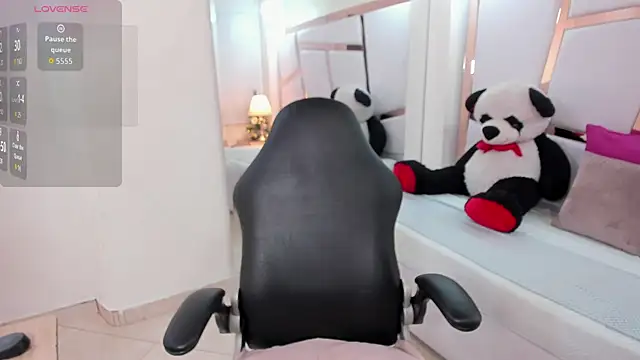 cloe 555 online show from December 19, 2025, 8:49 pm