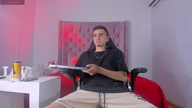 Snapshot of Ethan_Boy_ chatting on October 13, 2025, 8:20 pm Ethan Boy online show from October 13, 2025, 8:20 pm