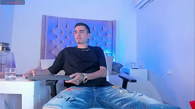 Snapshot of Ethan_Boy_ chatting on October 17, 2025, 9:39 pm Ethan Boy online show from October 17, 2025, 9:39 pm