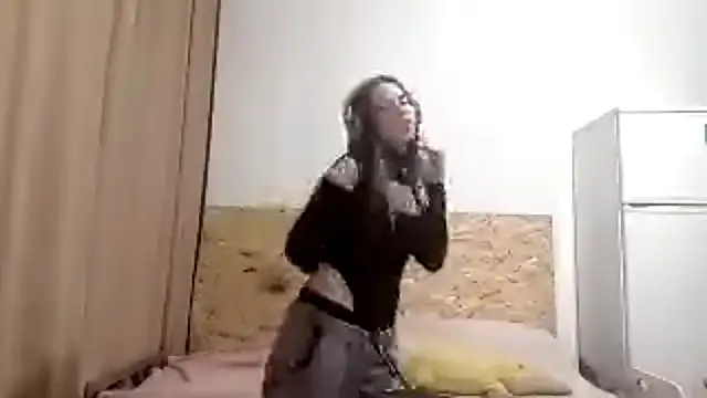 Snapshot of OrdinaIPit chatting on November 1, 2025, 8:11 pm OrdinaIPit online show from November 1, 2025, 8:11 pm