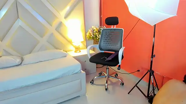 Annylittle  online show from October 24, 2025, 3:58 am