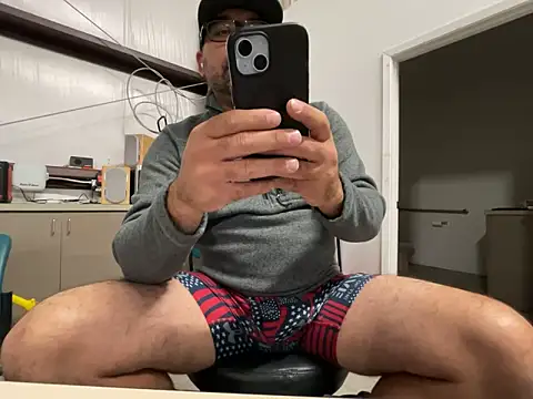 Snapshot of Fun_Time_Ron_2 chatting on October 29, 2025, 10:00 pm Fun Time Ron 2 online show from October 29, 2025, 10:00 pm