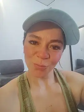 Snapshot of disneey2888 chatting on October 15, 2025, 3:45 pm disneey2888 online show from October 15, 2025, 3:45 pm