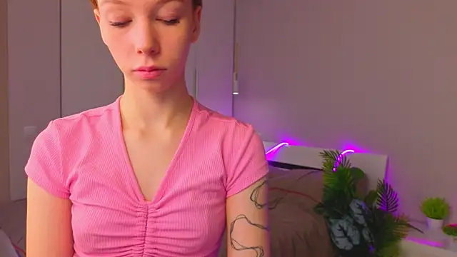 LilyVoise online show from November 17, 2025, 11:38 am