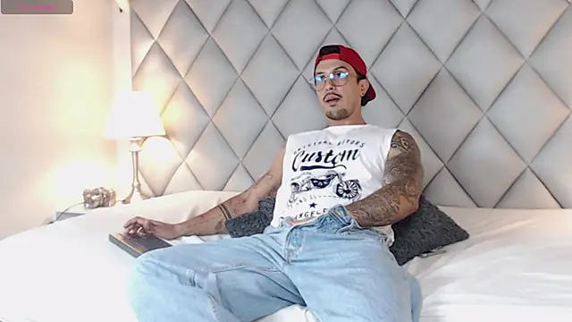 Snapshot of Liam_Espinoza chatting on October 14, 2025, 8:20 pm Liam Espinoza online show from October 14, 2025, 8:20 pm