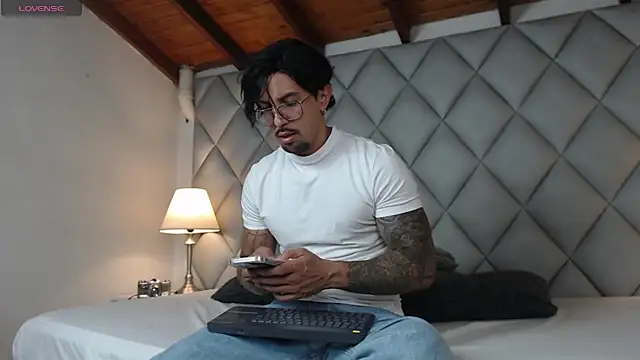 Snapshot of Liam_Espinoza chatting on October 19, 2025, 7:47 pm Liam Espinoza online show from October 19, 2025, 7:47 pm