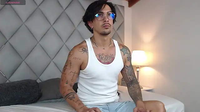 Snapshot of Liam_Espinoza chatting on October 21, 2025, 7:25 pm Liam Espinoza online show from October 21, 2025, 7:25 pm