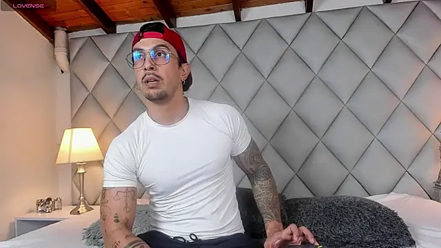 Snapshot of Liam_Espinoza chatting on November 13, 2025, 7:35 pm Liam Espinoza online show from November 13, 2025, 7:35 pm