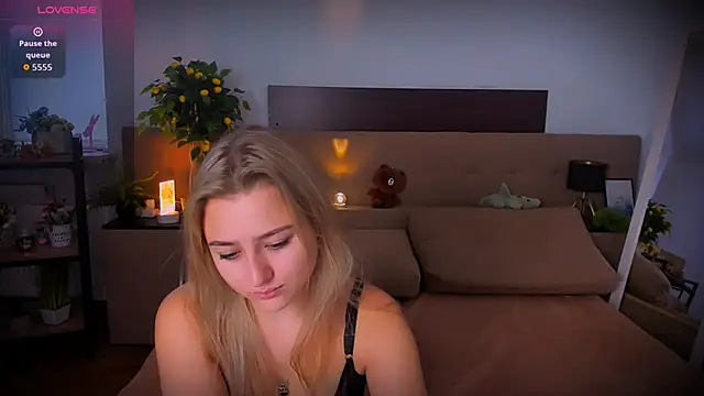 Snapshot of Lulu___Moon chatting on November 7, 2025, 6:57 am Lulu Moon online show from November 7, 2025, 6:57 am