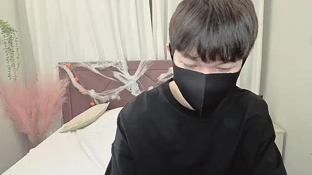 ShyAzianBoy online show from November 4, 2025, 12:37 pm