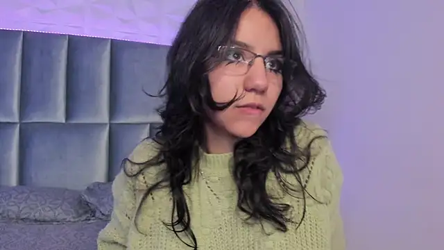 HollyPeach online show from December 21, 2025, 2:57 pm