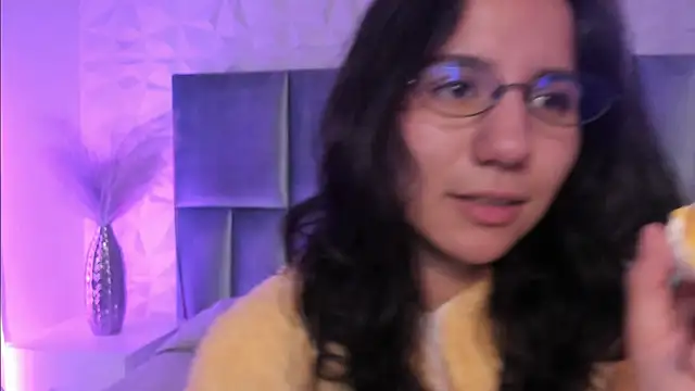 HollyPeach online show from April 9, 2026, 7:30 pm