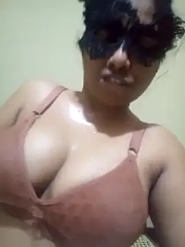 Expose Queen online show from March 10, 2026, 4:12 pm