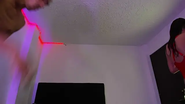 Snapshot of DerryAndIzzy chatting on February 19, 2026, 6:42 am DerryAndIzzy online show from February 19, 2026, 6:42 am