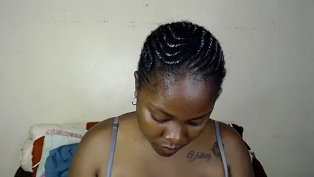 Yolaqueen04 online show from October 28, 2025, 5:04 pm