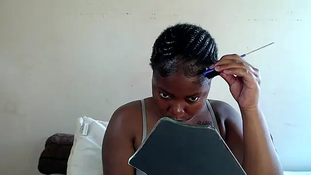 Yolaqueen04 online show from November 13, 2025, 10:47 am