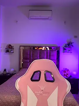 MIACUTEE  online show from November 27, 2025, 8:55 pm