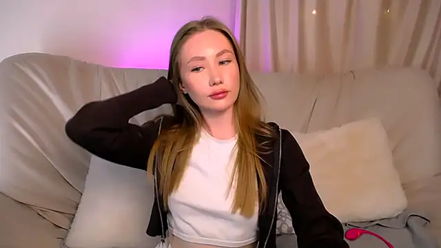 EllyColins online show from May 26, 2026, 3:24 am