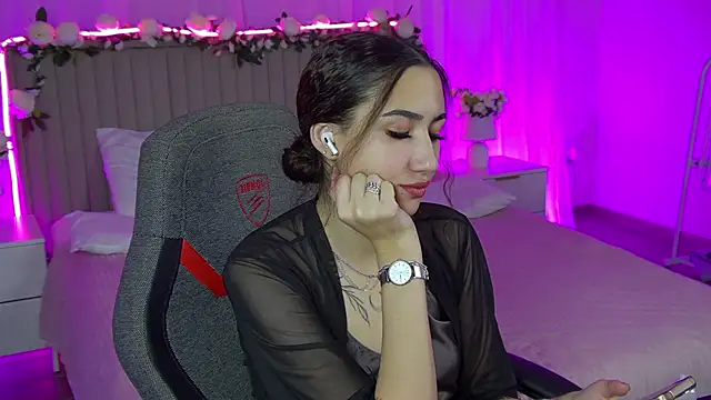 RebeckaThornton online show from December 17, 2025, 7:47 am