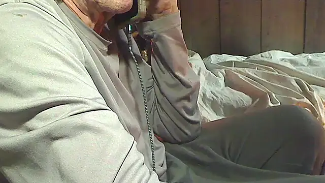 Snapshot of OldManOnline chatting on December 1, 2025, 4:17 am OldManOnline online show from December 1, 2025, 4:17 am