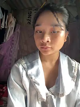 Linh-xxx online show from October 13, 2025, 6:57 am