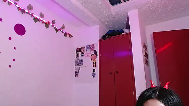 Isis Robert online show from November 1, 2025, 4:03 am