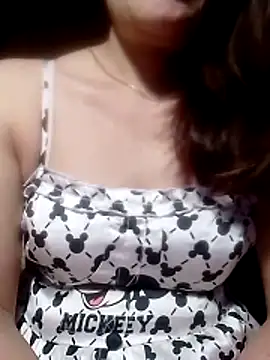 YiyinLy online show from April 3, 2026, 9:13 pm