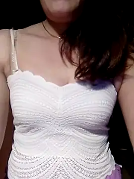 Snapshot of YiyinLy chatting on April 18, 2026, 9:15 pm YiyinLy online show from April 18, 2026, 9:15 pm